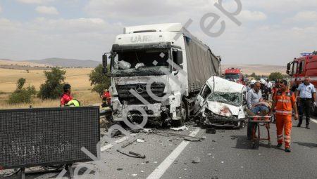 Afyonkarahisar’da tır ile hafif ticari araç çarpıştı: 2 yaralı