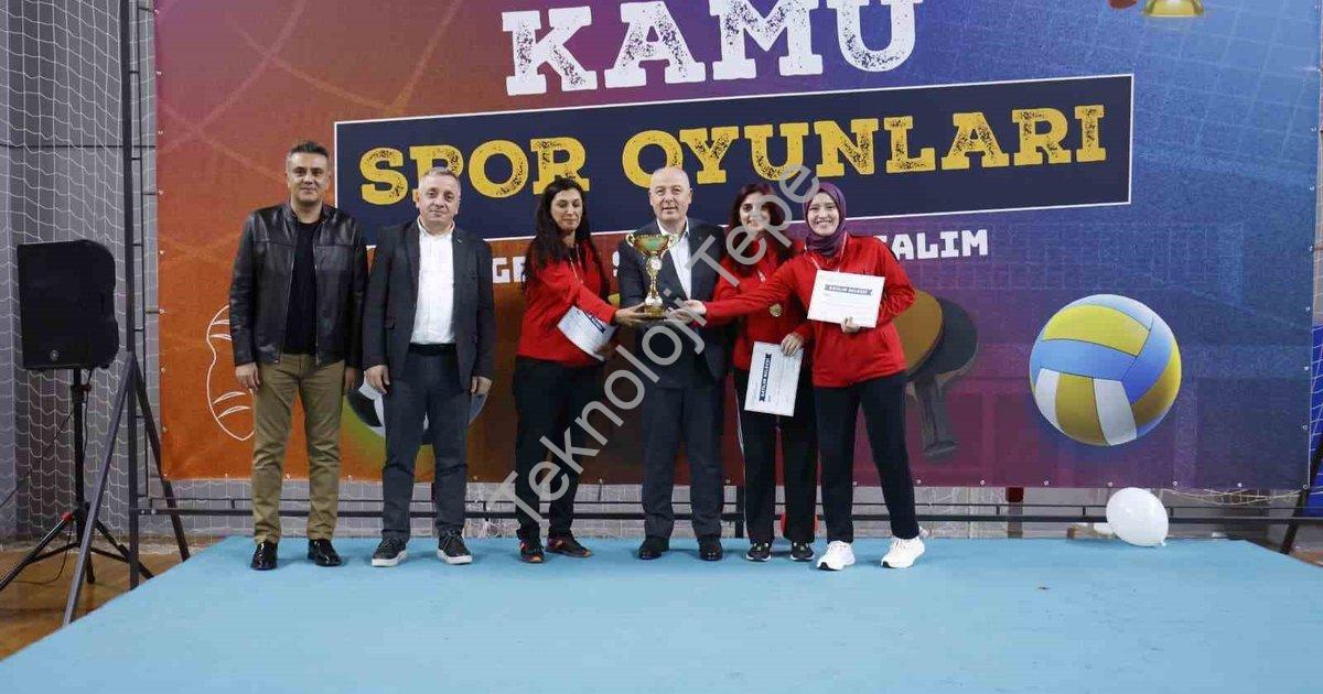 "Kamu Spor Oyunları’nda şampiyonlar kupalarını Denizli’de aldı" başlıklı haber için fotorealistik, p