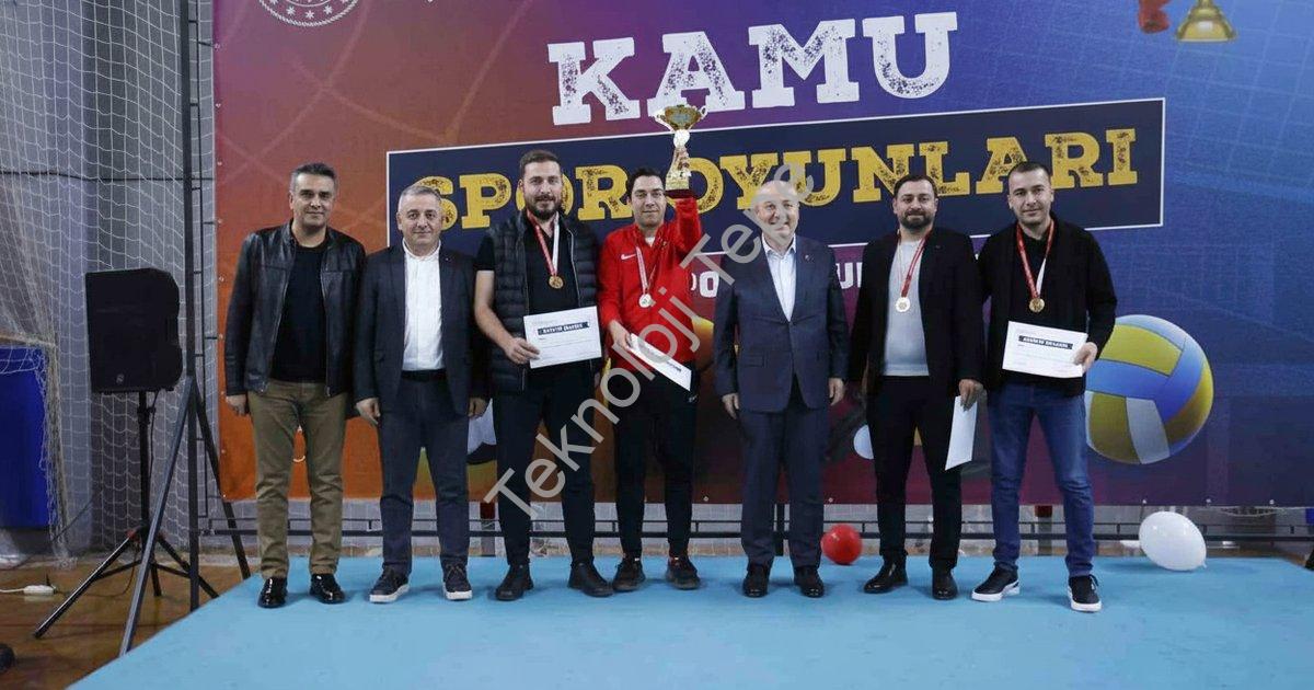 KAMU ÇALIŞANLARINI BULUŞTURAN KAMU SPOR OYUNLARI, VALİ RECEP YAZICIOĞLU SPOR SALONU’NDAKİ FİNAL MAÇLARIYLA TAMAMLANDI. TOPLAM 449 KAMU ÇALIŞANININ KATILDIĞI ORGANİZASYONDA DÖRT AYRI BRANŞTA ŞAMPİYON OLAN TAKIMLAR KUPALARINI DENİZLİ VALİSİ ÖMER FARUK COŞKUN’UN ELİNDEN ALDI.