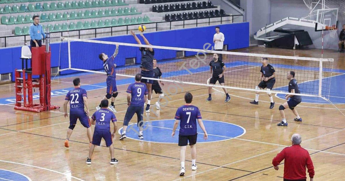 KAMU ÇALIŞANLARINI BULUŞTURAN KAMU SPOR OYUNLARI, VALİ RECEP YAZICIOĞLU SPOR SALONU’NDAKİ FİNAL MAÇLARIYLA TAMAMLANDI. TOPLAM 449 KAMU ÇALIŞANININ KATILDIĞI ORGANİZASYONDA DÖRT AYRI BRANŞTA ŞAMPİYON OLAN TAKIMLAR KUPALARINI DENİZLİ VALİSİ ÖMER FARUK COŞKUN’UN ELİNDEN ALDI.