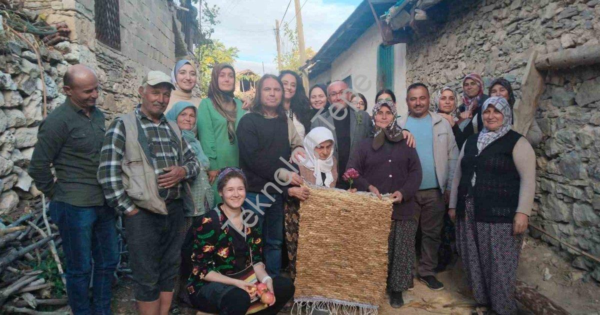 "Anadolu'da Bir İlk: Çal'da Mısır Kapçığı Dokuma Sanatı Keşfi" başlıklı haber için fotorealistik, pr