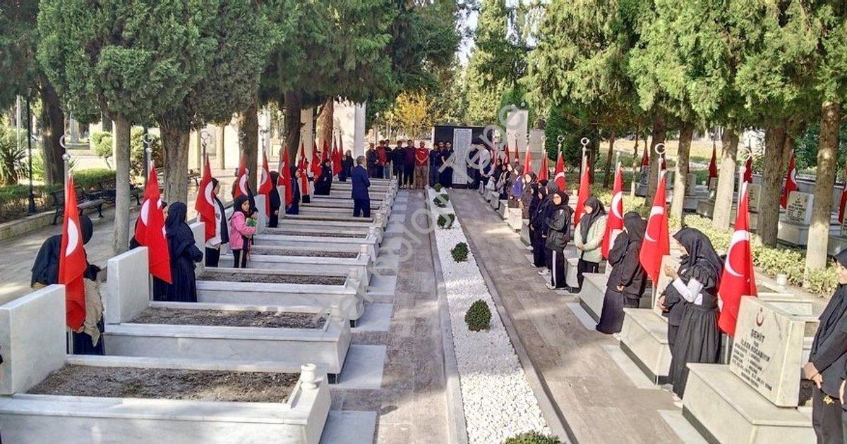 "Denizli'de Duygusal Gün: Şehit Öğretmenler Dualarla Yâd Edildi" başlıklı haber için fotorealistik,