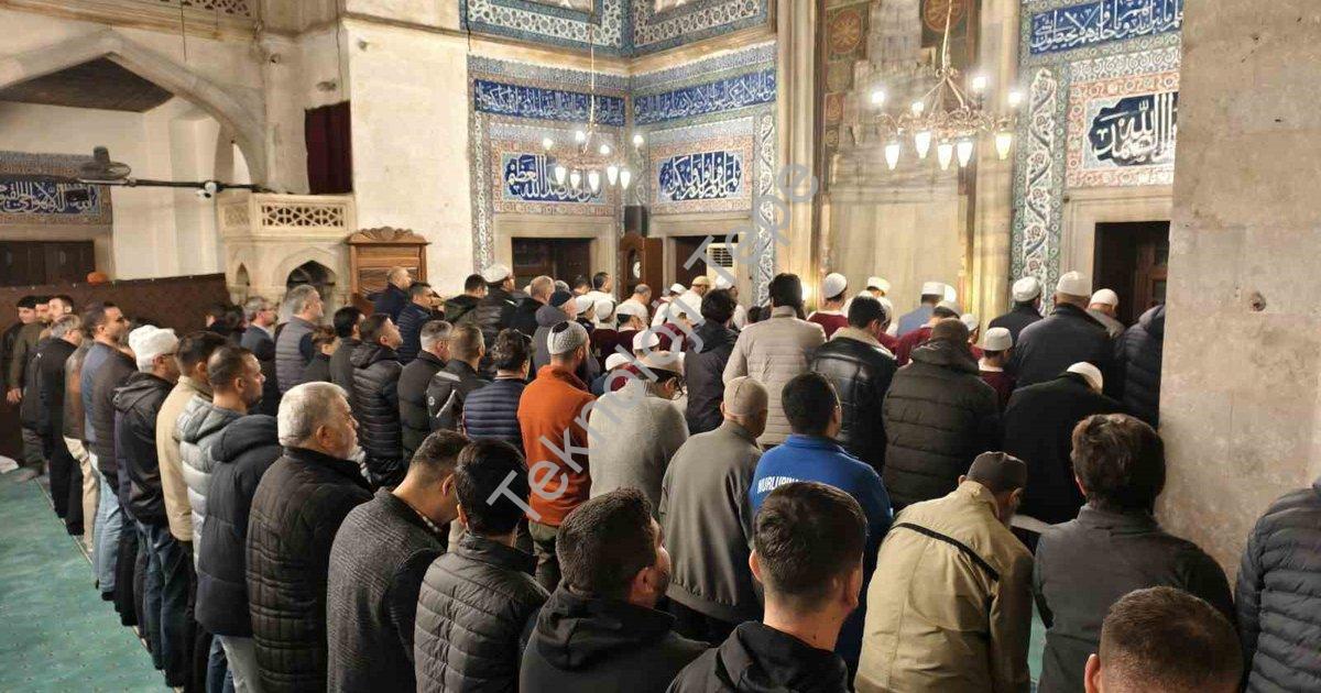 "Mimar Sinan Mirasında Sabah Vakti: Manisa'da Manevi Buluşma" başlıklı haber için fotorealistik, pro