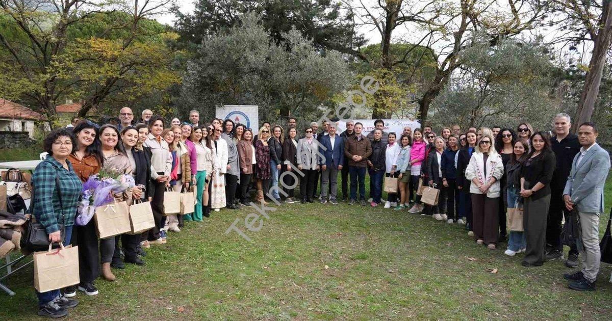 "Muğla'da Eğitimciler Kültürel Miras Atölyesinde Buluştu" başlıklı haber için fotorealistik, profesy