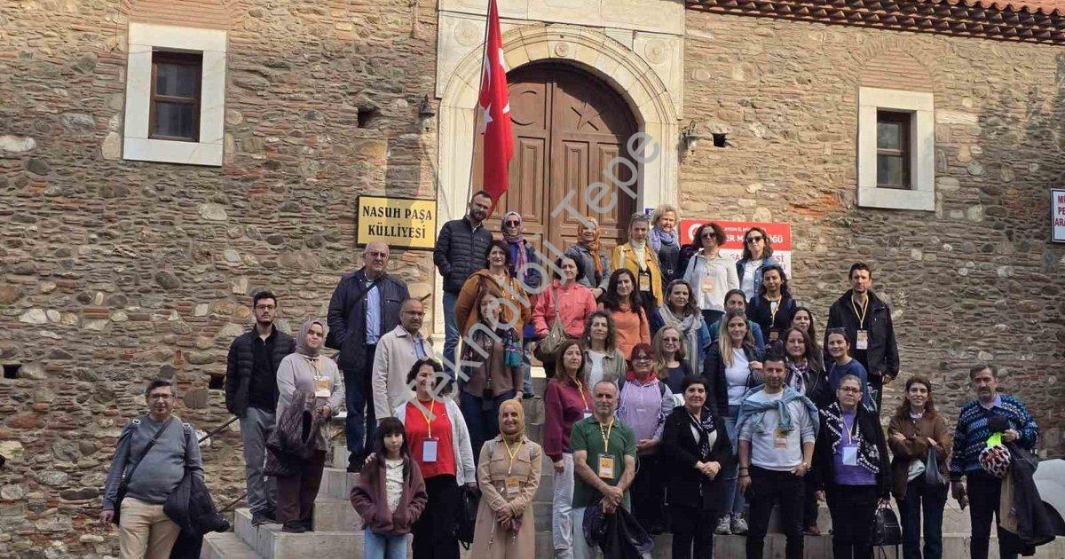 "Aydın'ın Bin Yıllık Sırları Öğretmenlerle Gün Yüzüne Çıktı" başlıklı haber için fotorealistik, prof