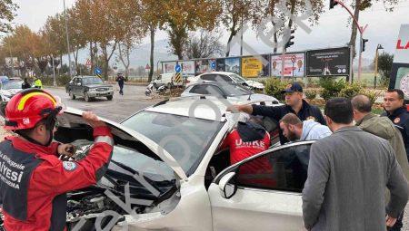 Menteşe’de Korkutan Kaza: Kırmızı Işık İhlali 2 Kişiyi Yaraladı
