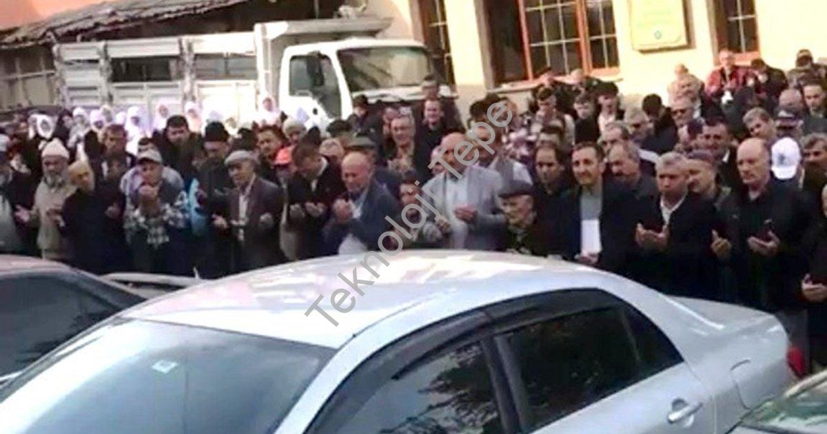 "Hisarcık'ta Duygusal Anlar: 24 Umre Yolcusu Dualarla Uğurlandı" başlıklı haber için fotorealistik,