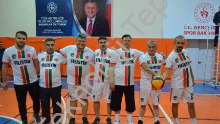 Öğretmenler Sahada Buluştu: Kupa Gazze Şehitlerine Armağan Edildi