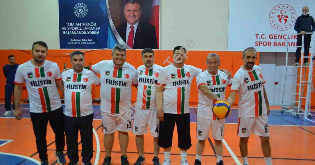 "Öğretmenler Sahada Buluştu: Kupa Gazze Şehitlerine Armağan Edildi" başlıklı haber için fotorealisti