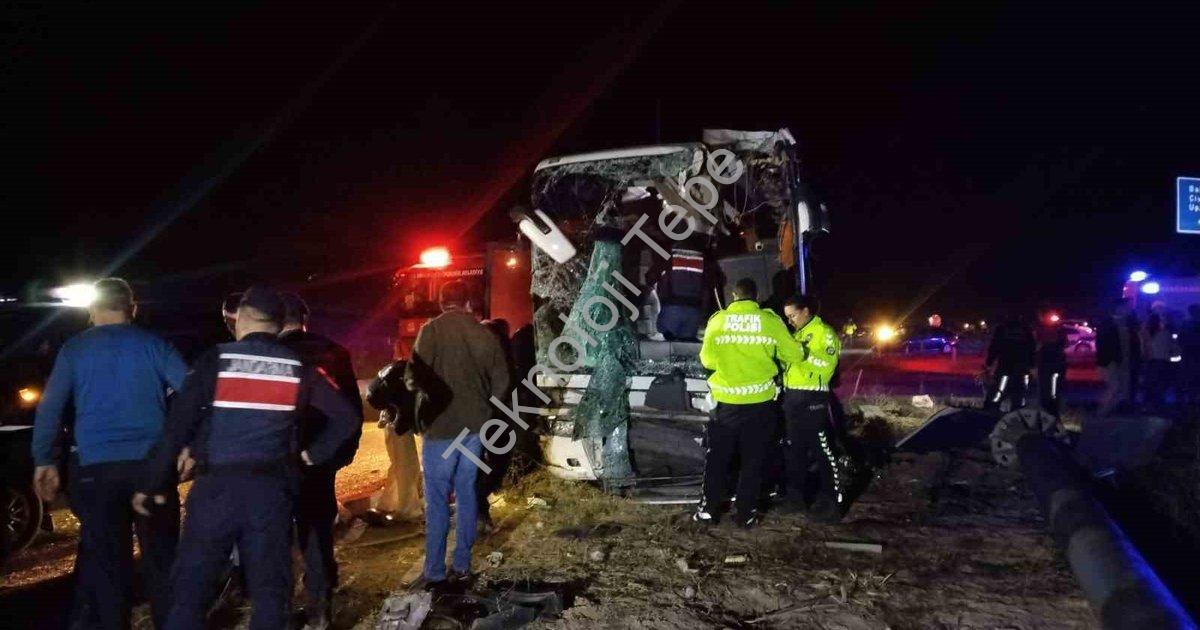 "Denizli'de Korkutan Kaza: Otobüs ve Minibüs Çarpıştı, Ortalık Savaş Alanına Döndü" başlıklı haber i