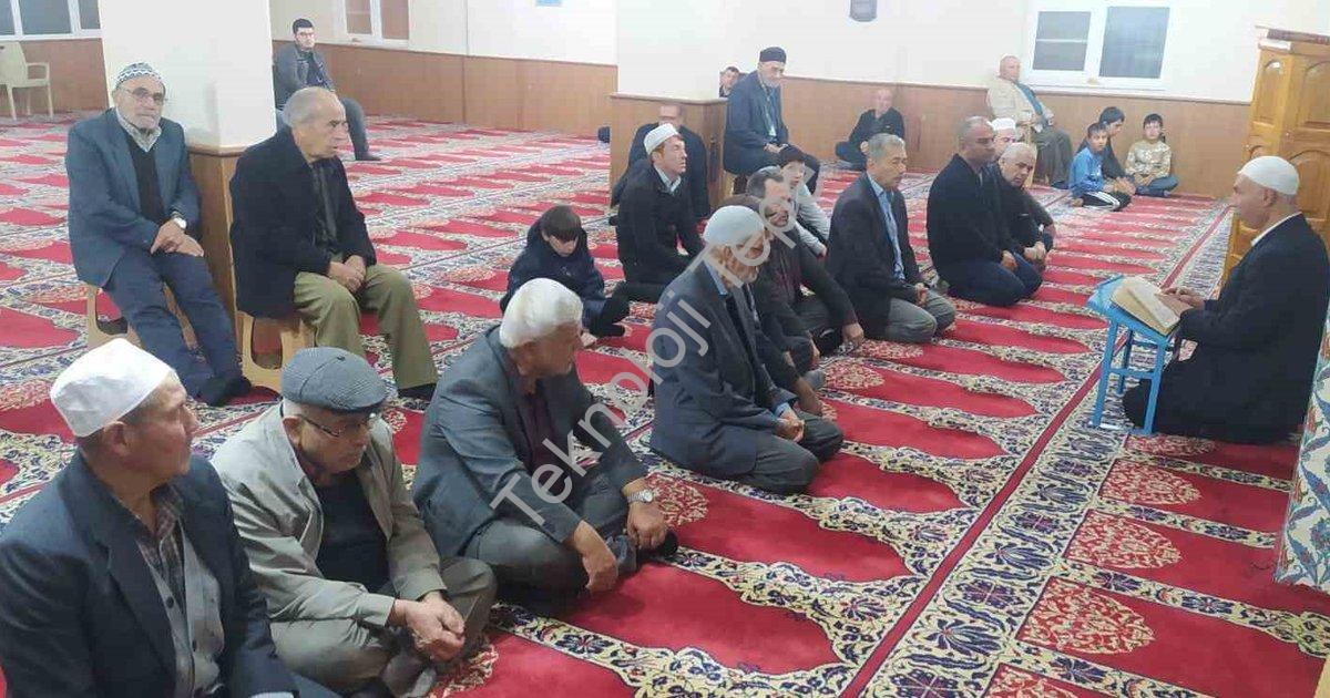 "Manevi Buluşma Mutaflar Camii'nde Cemaati Bir Araya Getirdi" başlıklı haber için fotorealistik, pro