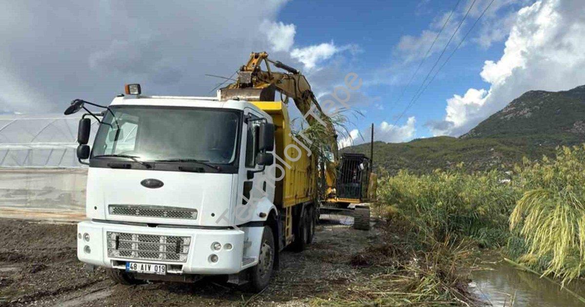 "Fethiye ve Seydikemer'de Sel Riskine Karşı 77 KM'lik Dev Hamle" başlıklı haber için fotorealistik,
