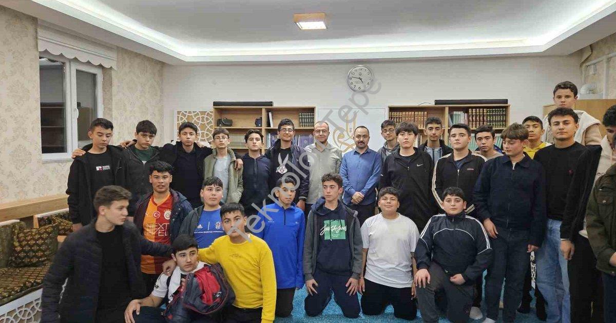 "Emirdağ'da Gençler İçin Anlamlı Buluşma: Fen Lisesi Ziyareti" başlıklı haber için fotorealistik, pr