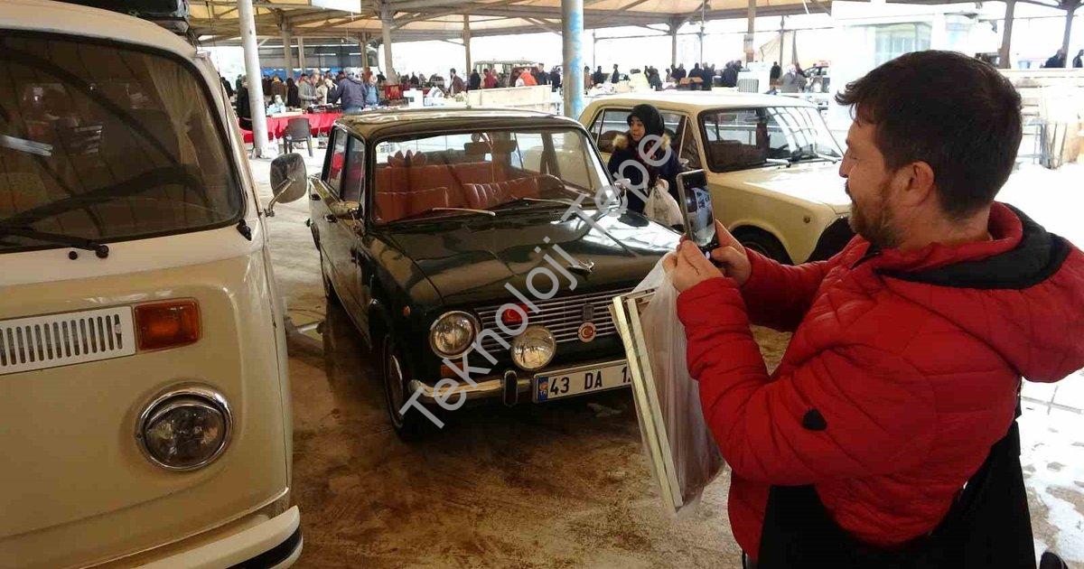 "Kütahya'da Nostalji Şöleni: Klasik Arabalar Antika Pazarı'nı Süsledi" başlıklı haber için fotoreali