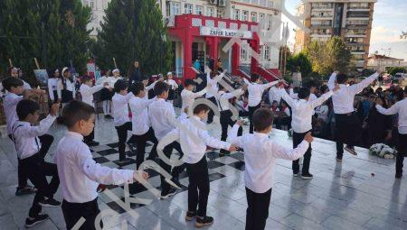 Nazilli’de Öğretmenlerden Zeybekli Coşkulu Kutlama