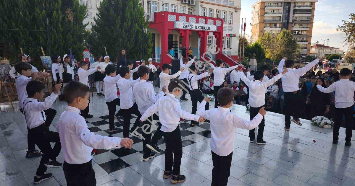 "Nazilli'de Öğretmenlerden Zeybekli Coşkulu Kutlama" başlıklı haber için fotorealistik, profesyonel