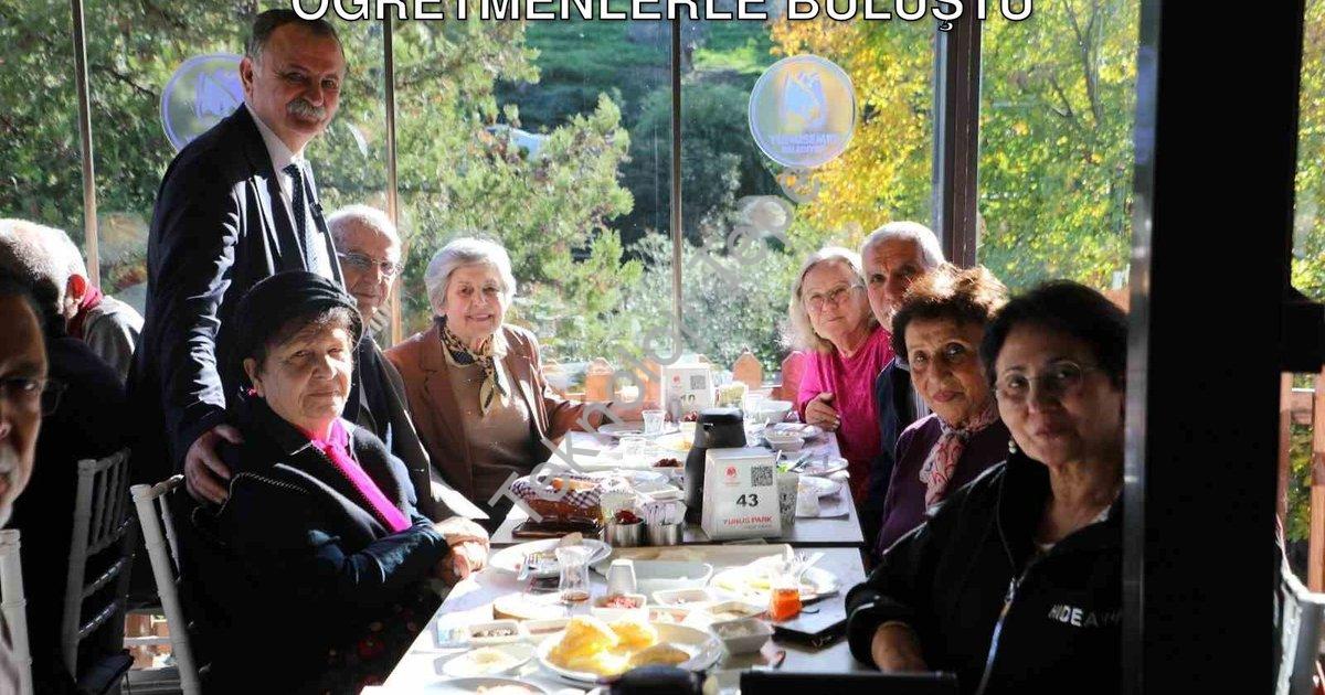 "Yunusemre Belediye Başkanı Emekli Öğretmenlerle Buluştu" başlıklı haber için fotorealistik, profesy