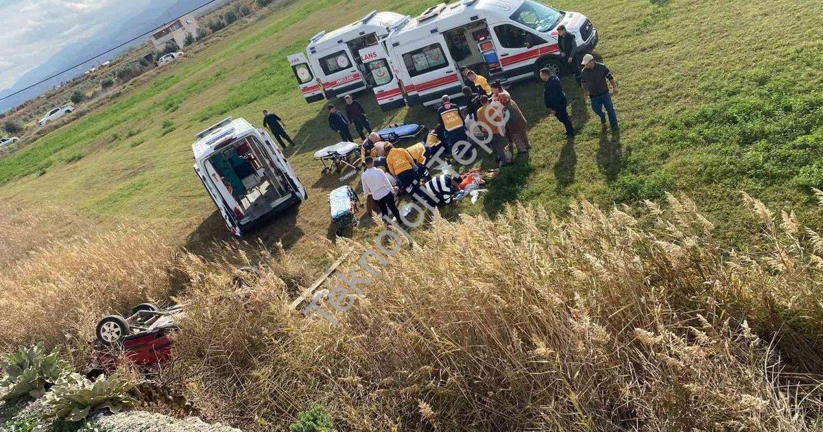 "Manisa'da Araç Tarlaya Devrildi: 1 Bebek, 5 Yaralı" başlıklı haber için fotorealistik, profesyonel