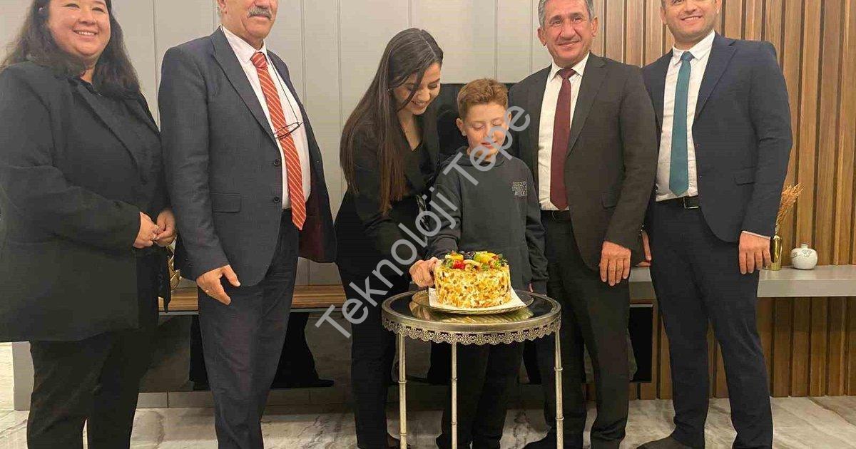 "Menteşe'de Öğretmenler İçin Çifte Kutlama Heyecanı" başlıklı haber için fotorealistik, profesyonel