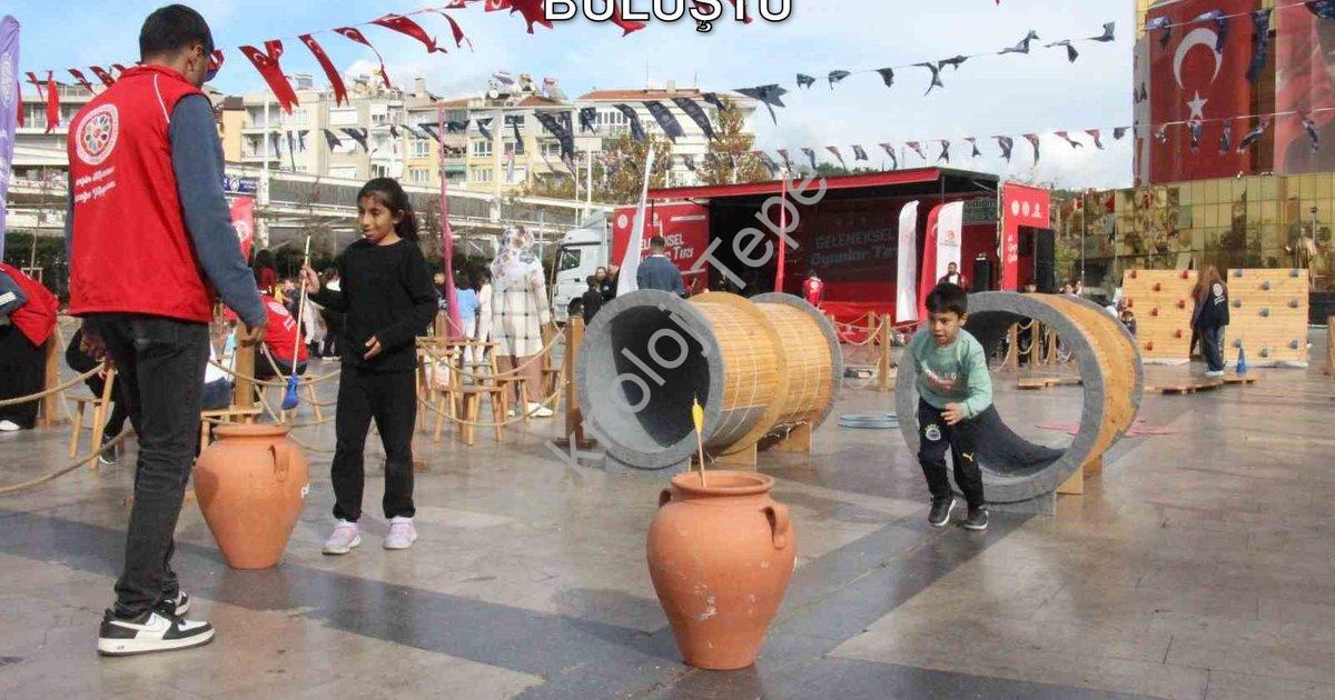 "Geleneksel Oyun Tırı Aydın'da Çocuklarla Buluştu" başlıklı haber için fotorealistik, profesyonel bi