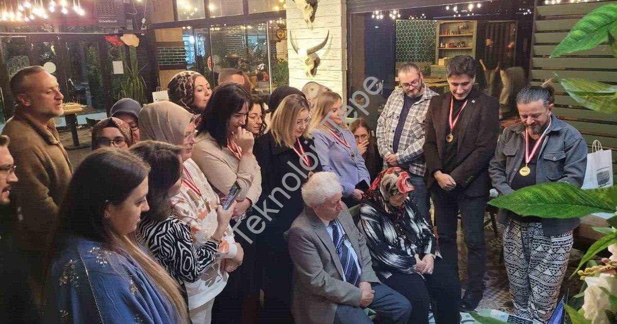 "Eski öğrencilerden emekli öğretmene unutulmaz Öğretmenler Günü" başlıklı haber için fotorealistik,