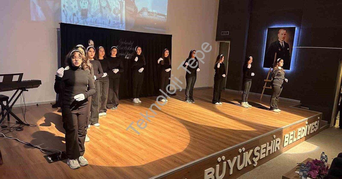 "Sarıgöl’de 24 Kasım Öğretmenler Günü Büyük Coşkuyla Kutlandı" başlıklı haber için fotorealistik, pr