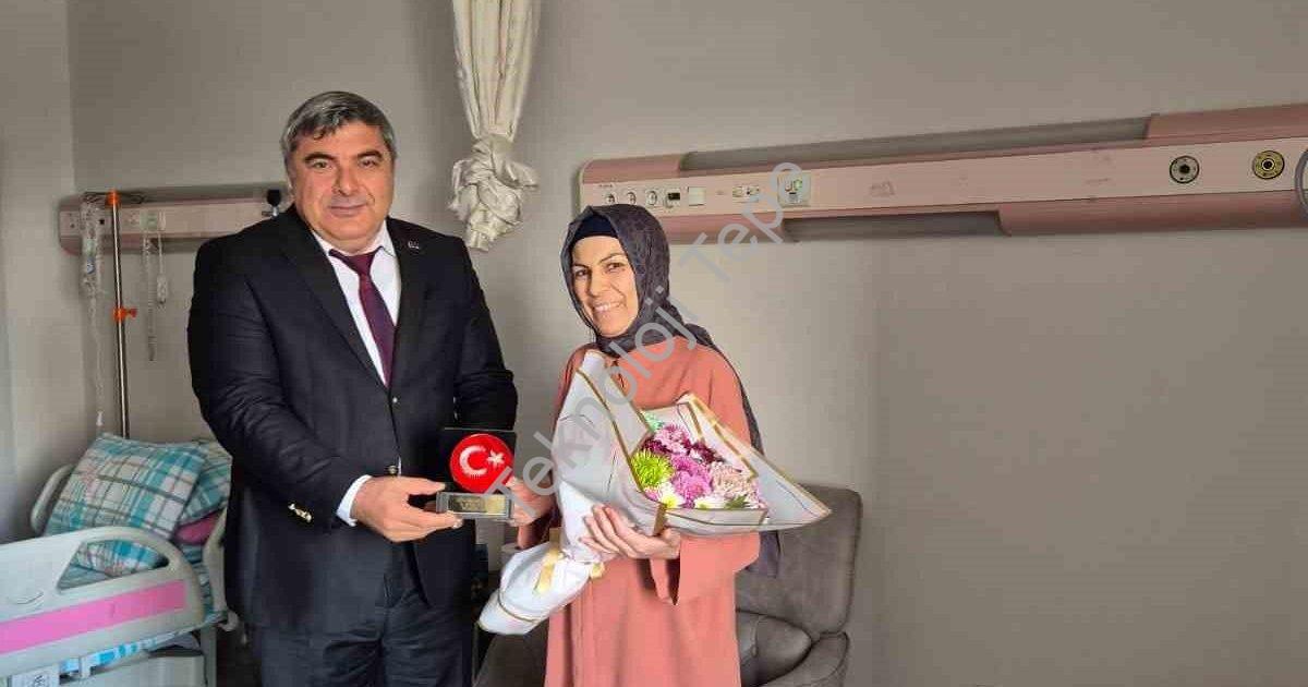 "Hastanede Öğretmenler Günü: Meslektaşlarını Yalnız Bırakmadılar" başlıklı haber için fotorealistik,