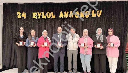 Muhtardan Öğretmenler Günü’ne Anlamlı Plaketli Ziyaret