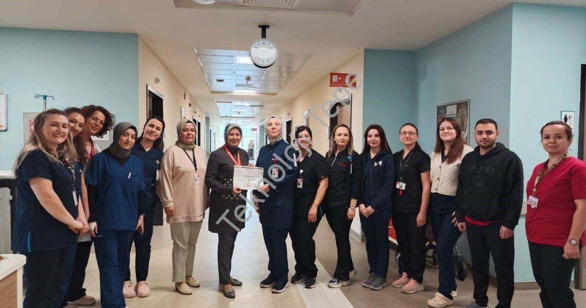 "Kütahya Şehir Hastanesi Göz ve Dermatoloji Kliniği'ne Hijyen Ödülü" başlıklı haber için fotorealist