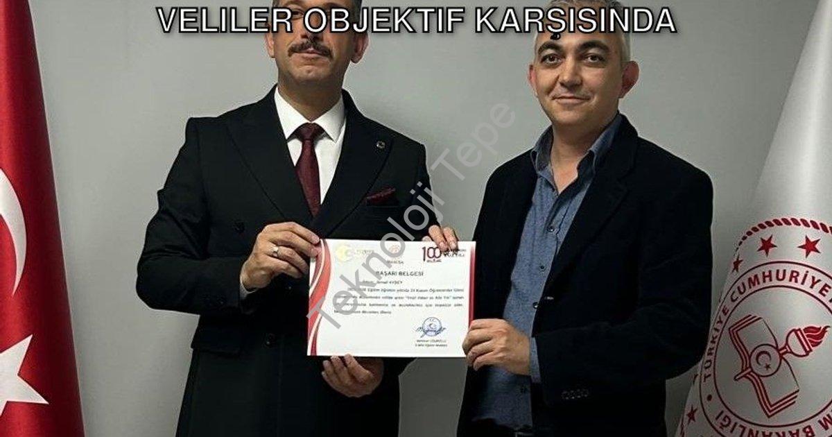 "Manisa'da Sanat Rüzgarı: Öğretmenler ve Veliler Objektif Karşısında" başlıklı haber için fotorealis