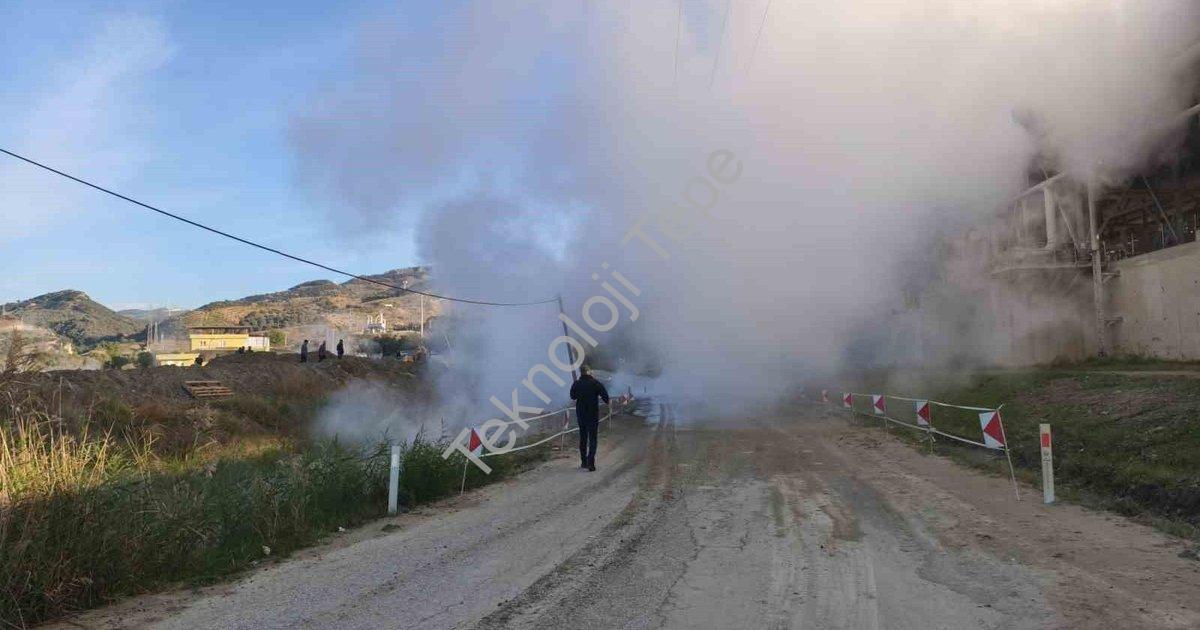 "Aydın Germencik'te Jeotermal Hattı Patladı: Karayolu Ulaşıma Kapandı" başlıklı haber için fotoreali