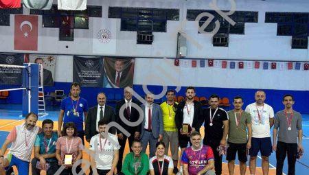 Denizli’de Öğretmenler Günü Rüzgarı: Eğitimciler Voleybolda Buluştu