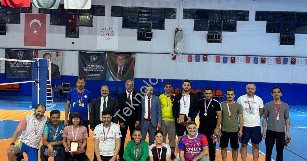 "Denizli'de Öğretmenler Günü Rüzgarı: Eğitimciler Voleybolda Buluştu" başlıklı haber için fotorealis