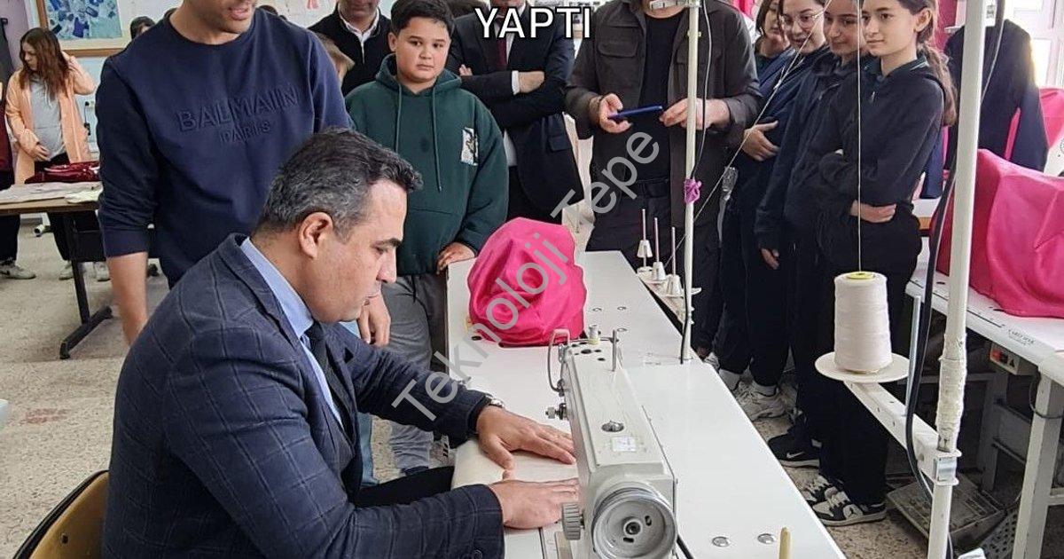 "Sarıgöl Kaymakamı Halil Dalak Öğrencilerle Atölyede: Makine Başına Geçti, Serada Çapa Yaptı" başlık