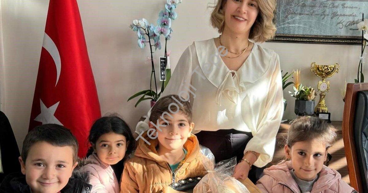 "Kütahya'da Minik Ellerden Anlamlı Hediye: Müdür Sinan'a Ekmek Sürprizi" başlıklı haber için fotorea